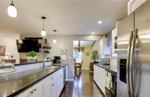 South Gate House | Cozy Home with Relaxing Views - 10 mins. to BWI