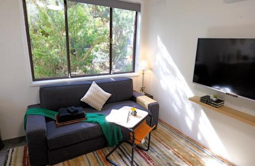 Melbourne Apartment | Cozy Hommee In Between CBD & Airport - Free Parking & Self Check-In