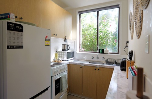 Albion Apartment | Cozy Hommee Stay Near CBD & Airport | Free Parking & Self Check-In