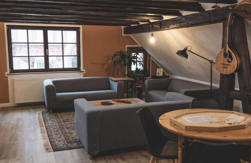 Schotten House | Cozy hostel for groups and families with lake and mountain. Animals welcome.
