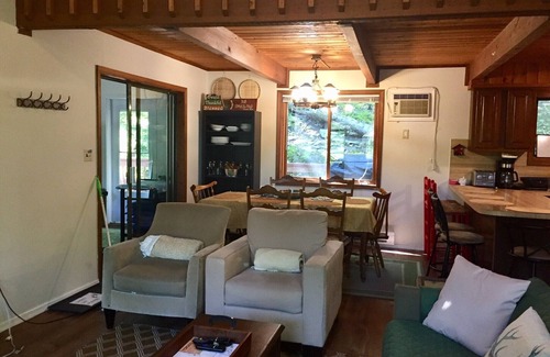 Bushkill House | Cozy house 15 mins to Shawnee Ski Mountain.