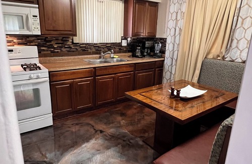 Dearborn Heights House | Cozy house close to the airportnA safe area located in telegraph n close 94 fwy