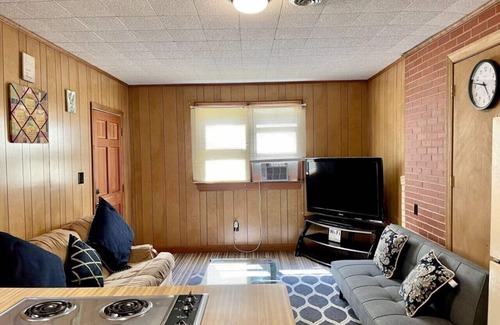 High Point House | Cozy House for Business or Weekend Hideaway