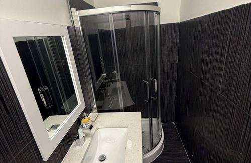 Oakridge House | Cozy house in charming Toronto with WiFi, AC