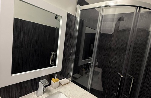 Oakridge House | Cozy house in charming Toronto with WiFi, AC
