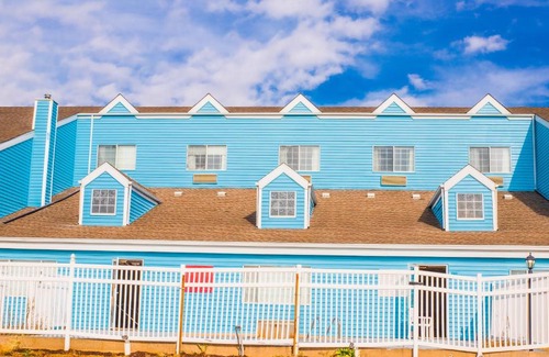 Williamsburg Hotel | Cozy House Inn & Suites By Marifah