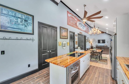 Greenville House | Cozy House on the Hill-Flexible Term for Traveling Professionals