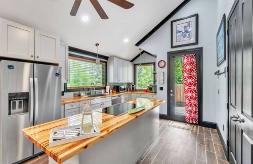 Greenville House | Cozy House on the Hill-Flexible Term for Traveling Professionals