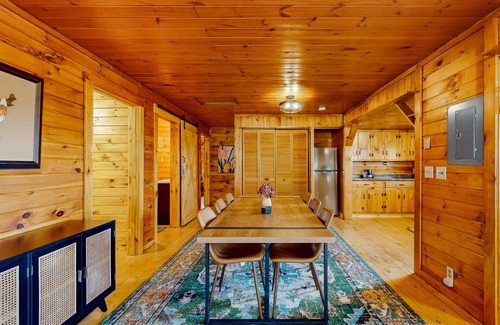 Barton House | Cozy house w/mountain views, large yard, firepit, wifi, jetted tub, TV, EV
