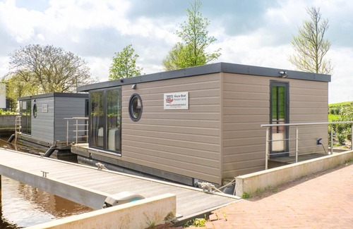 Zwartsluis Boat Rental | Cozy Houseboat in Zwartsluis