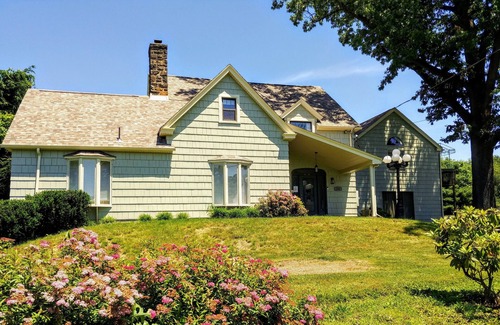 Moon Township Apartment | Cozy in Coraopolis Suite A