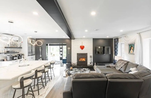 Shefford Cabin | Cozy Jacuzzi Retreat w/Fireplace: Steps to Bike Path, 7 Min to Aquatic Parc !