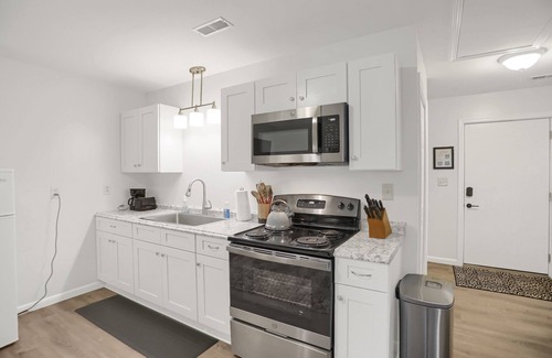 Halifax Apartment | Cozy king apartment with luxurious amenities at Halifax Inn