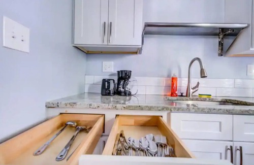 Decatur House | Cozy King bed and Queen Sofa bed Apt HOT TUB n