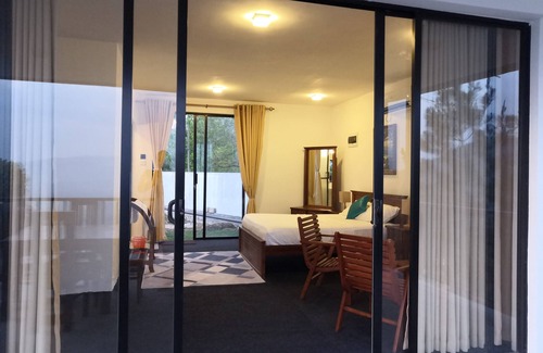 Moragolla Bed & Breakfast | Cozy king size room overlooking the majestic hills of Kandy.