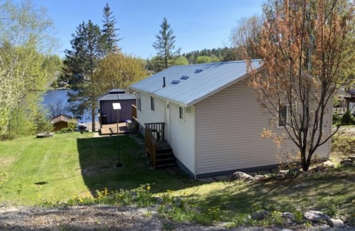 St. Charles Cottage | COZY LAKE FRONT COTTAGE ON NEPEWASSI LAKE