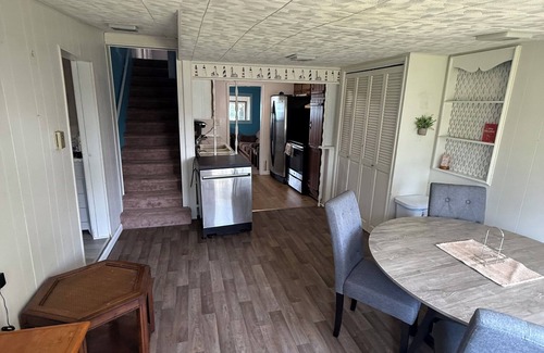 North Greece House | Cozy Lake house in Hilton with beach access.