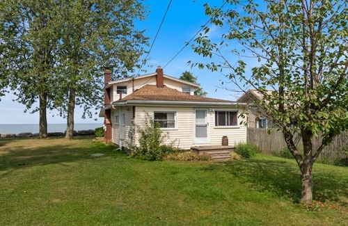 North Greece House | Cozy Lake house in Hilton with beach access.
