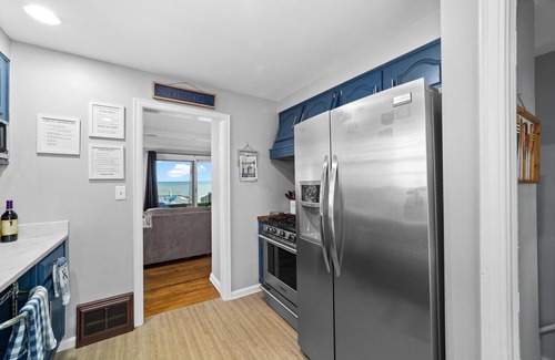 Vermilion House | Cozy lake house with spectacular views and private access to the lake
