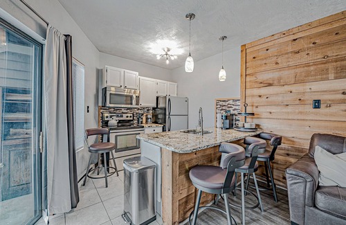 Hidden Valley Condo | Cozy, Lake View Condo in Hidden Valley with Ski Slope Access