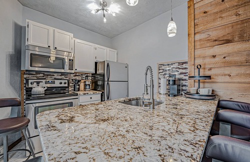 Hidden Valley Condo | Cozy, Lake View Condo in Hidden Valley with Ski Slope Access