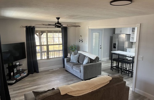 Byrdstown House | Cozy Lake View Cottage 2 minutes to Sunset Marina on Beautiful Dale Hollow Lake.