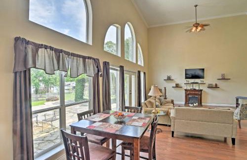 Benton House | Cozy Lakefront Benton Home about 20 Mi to Shreveport!