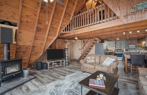 Innsbrook Ski Chalet | Cozy Lakefront Chalet - On A Large Lake - Private Dock w/Boats