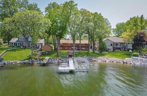Spicer House | Cozy lakefront townhome w/3 BR, WiFi, AC, Smart TV, Kitchen. Pet Friendly!