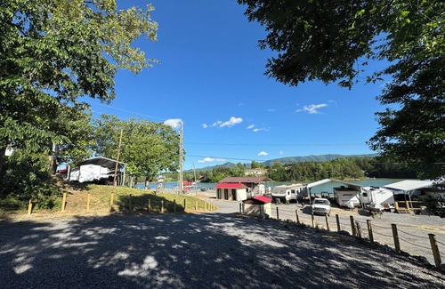 Dandridge Cabin | Cozy Lakeside Cabin 1 Minute Walk From Ship Store & Boat Slips! Rocky