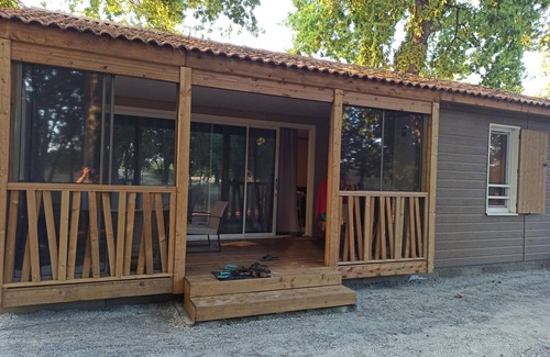 Labouheyre Ski Chalet | Cozy Lakeside Chalet with Pool & WiFi, Nature Retreat