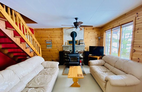 West Nipissing Cottage | Cozy Lakeside Cottage with Private Pool in the Summer