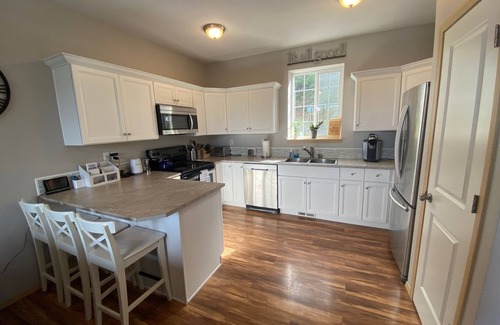 Shelton House | Cozy Lakeside Cottage 1.5 hours from Seattle