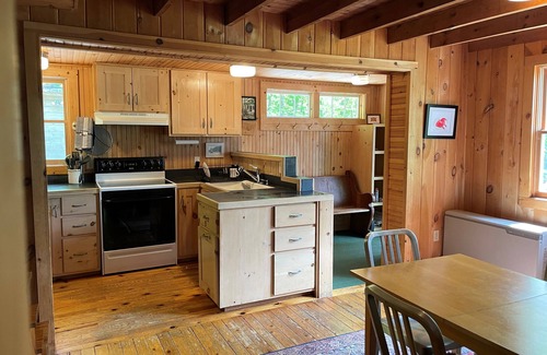 Bryant Pond Cottage | Cozy, lakeside cottage for your family vacation