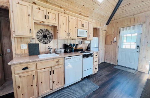 Breezy Point Cabin | Cozy Lakeview Cabin in the heart of Breezy Point Resort