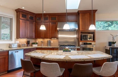 East Lake Hills Villa | COZY Lakeview Villa w/Inside & Outside Fireplace