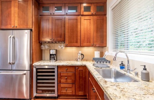 East Lake Hills Villa | COZY Lakeview Villa w/Inside & Outside Fireplace