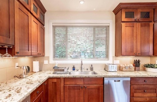East Lake Hills Villa | COZY Lakeview Villa w/Inside & Outside Fireplace