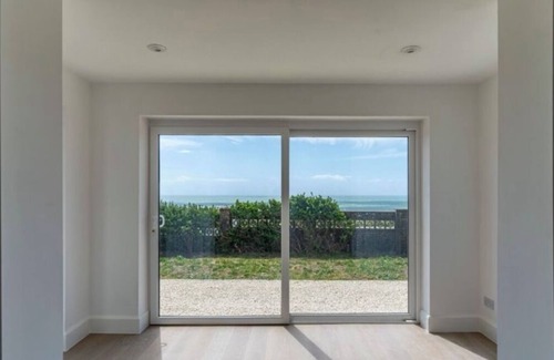 Rottingdean House | Cozy Large Bedroom with Stunning Sea View