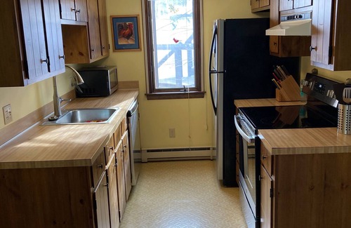 Grantham Condo | Cozy, light-filled condo - 5 min from beach!