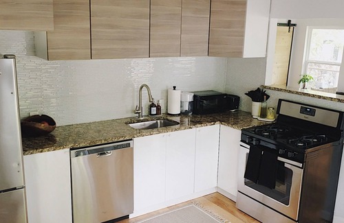 Govalle House | Cozy little blue house in East Austin! 10 min from everything!