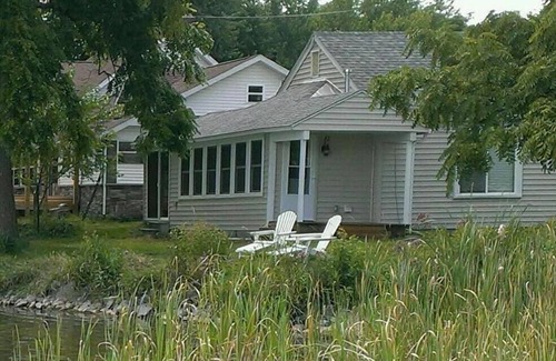 White Pigeon Cottage | Cozy Little Cottage On The Lake