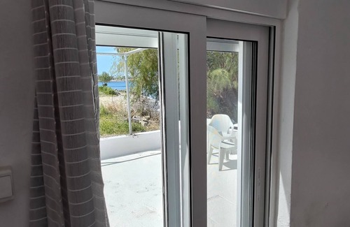 Paradisi House | Cozy little home next to the Sea with a patio