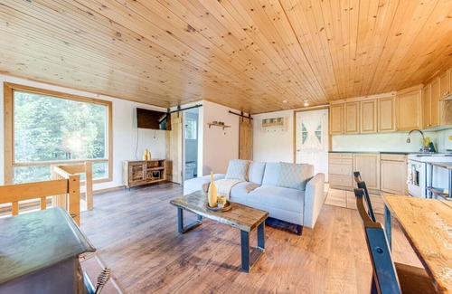 Namur Ski Chalet | Cozy Little Lakefront Cottage with Outdoor Patio