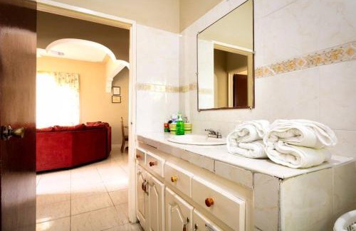 Port Antonio House | Cozy Locale - Gold