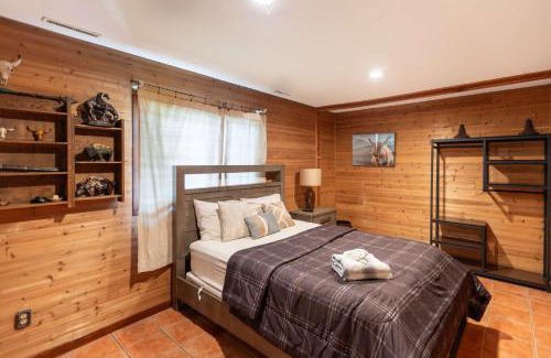 Vernon Apartment | Cozy Loft Near Lake Trails and Mountain Views