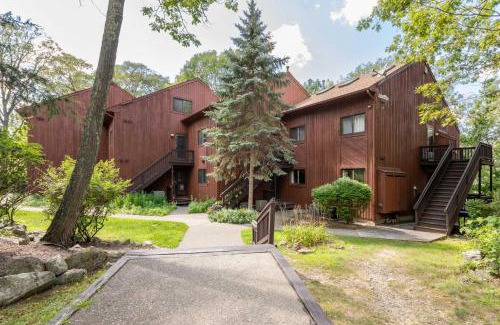 Vernon Apartment | Cozy Loft Near Lake Trails and Mountain Views