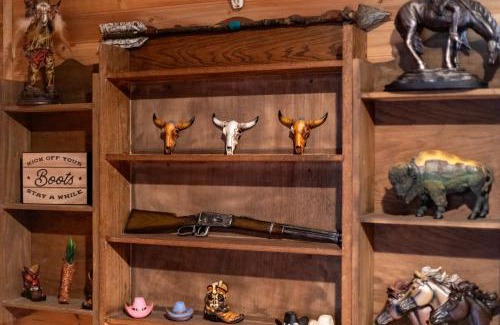 Vernon Apartment | Cozy Loft Near Lake Trails and Mountain Views