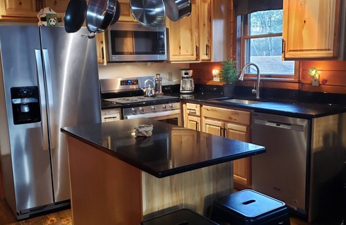 Athens House | Cozy log cabin in Lake Community.