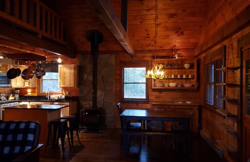 Athens House | Cozy log cabin in Lake Community.
